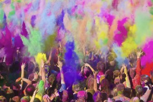 holi-crowd-DAS